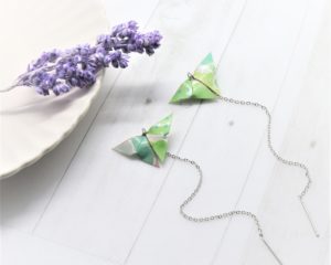 Boucles d'oreilles chaîne traversante papillons vert en origami
