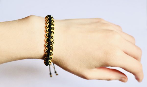 Bracelet en fil nylon tressé fait main sinuosités noir et jaune – Image 2