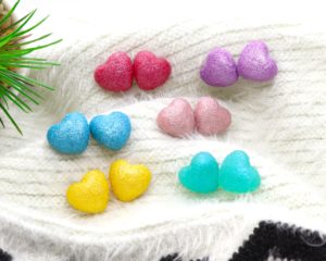Clous d’oreilles en forme de cœur 🤍 Résine, couleurs pastel bonbon