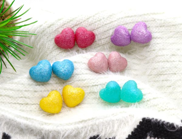 Clous d’oreilles en forme de cœur 🤍 Résine, couleurs pastel bonbon