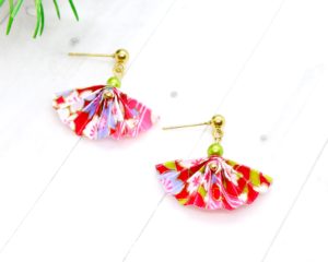Clous d'oreilles origami éventails rouge fleurs cerisiers