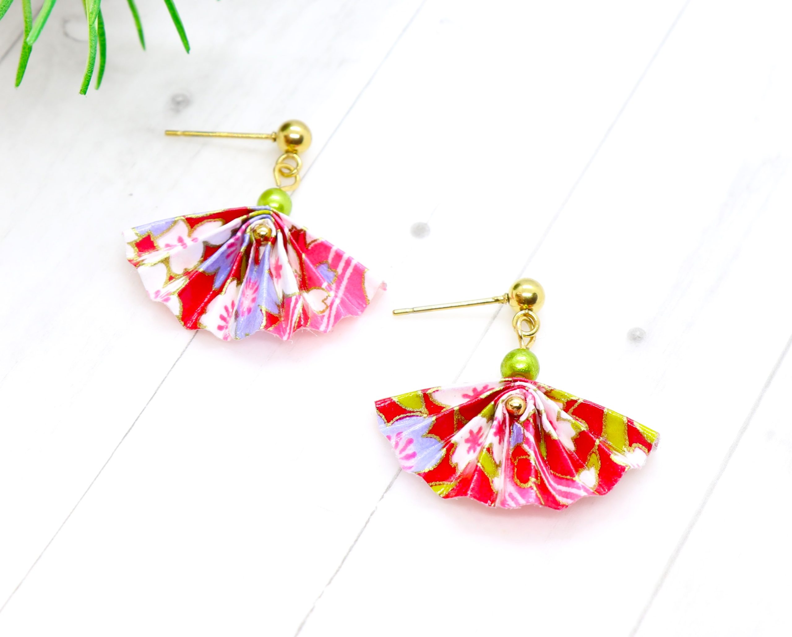 Clous d'oreilles origami éventails rouge fleurs cerisiers